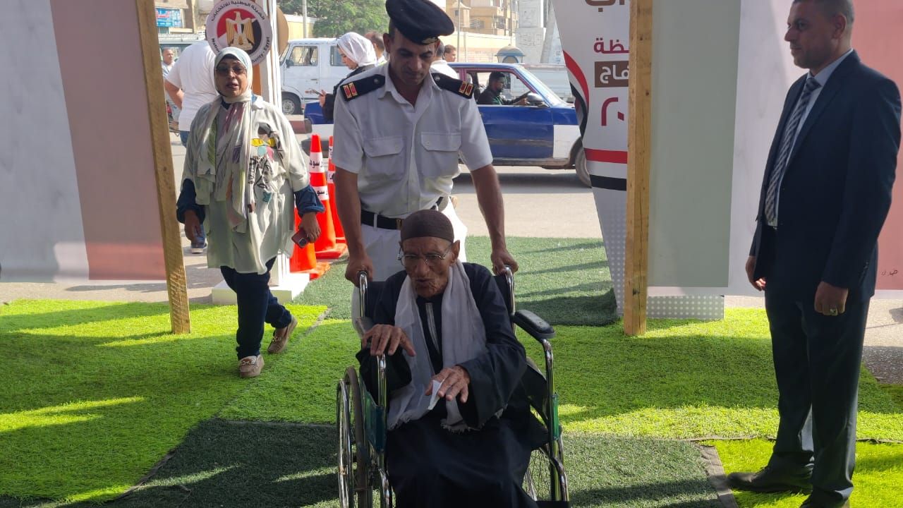 من أمام مدخل اللجنة من أمام مدخل اللجنة