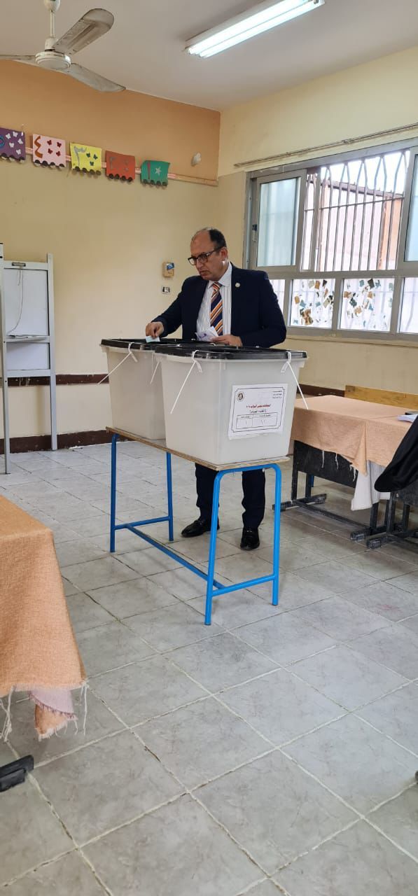 رئيس جامعة حلوان يدلي بصوته في الانتخابات (2) رئيس جامعة حلوان يدلي بصوته في الانتخابات (2)