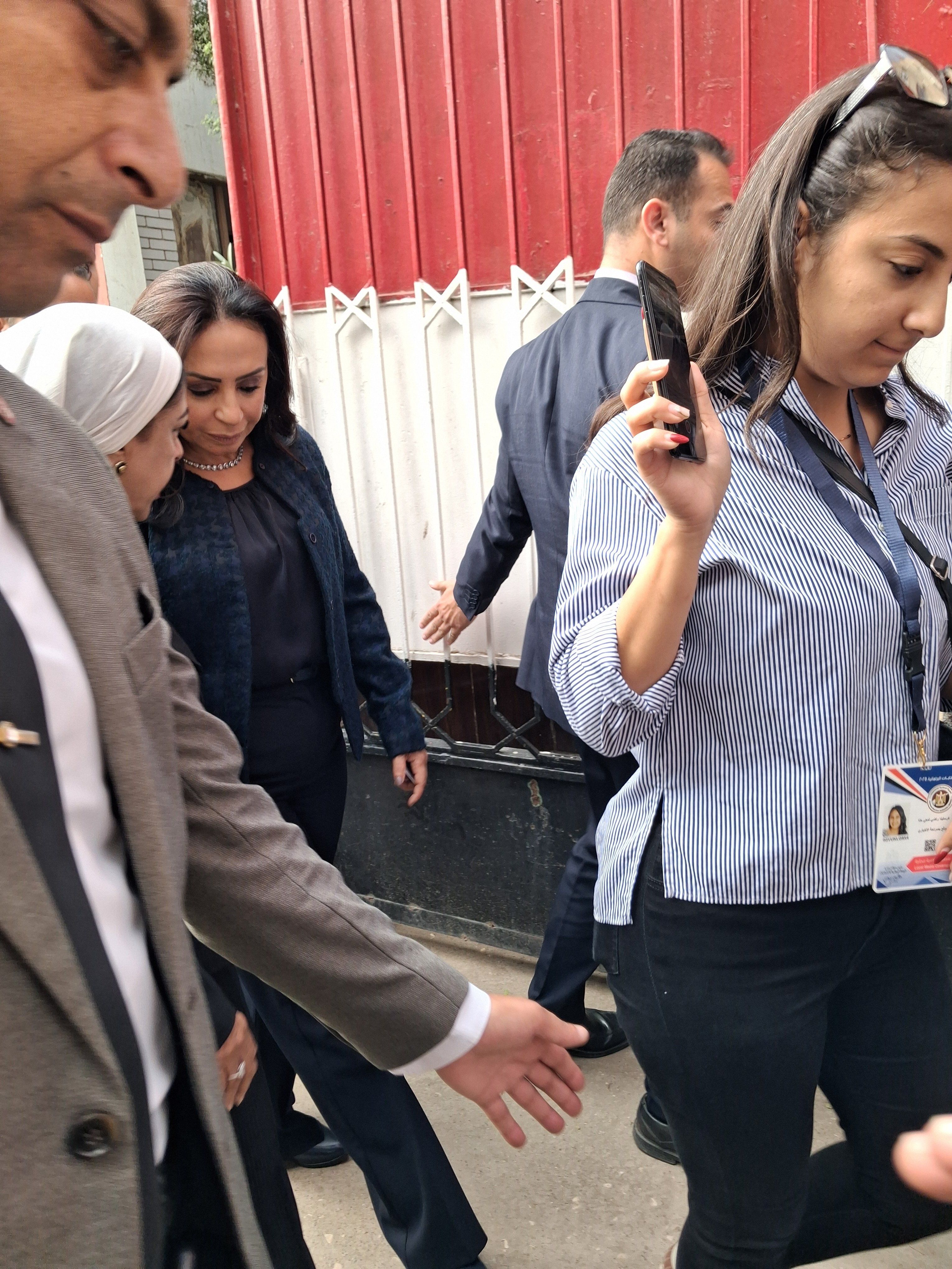 وزير التضامن اثناء دخول لجان التصويت وزير التضامن اثناء دخول لجان التصويت