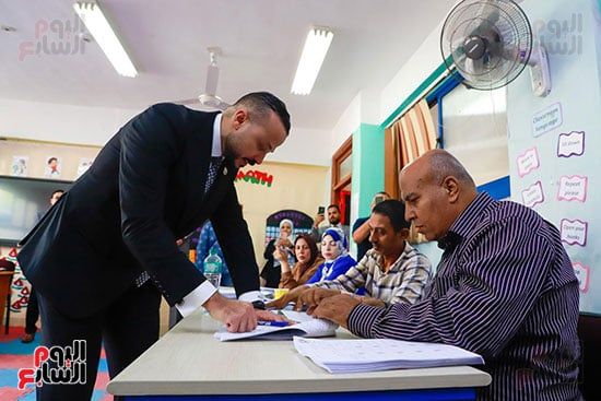 محمد الجارحى يدلى بصوته الانتخابى بالمدرسة اليابانية بالشيخ زايد (11)