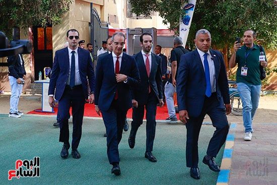 وزير الاتصالات يدلى بصوته فى انتخابات النواب (12) وزير الاتصالات يدلى بصوته فى انتخابات النواب (12)