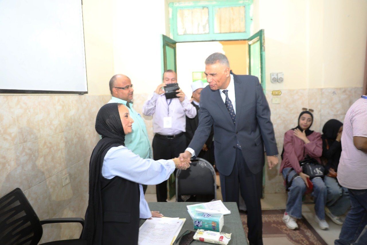 محافظ اسوان خلال الجولة