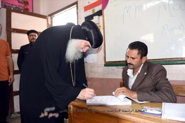 الأنبا غبريال يُدلي بصوته في انتخابات مجلس النواب