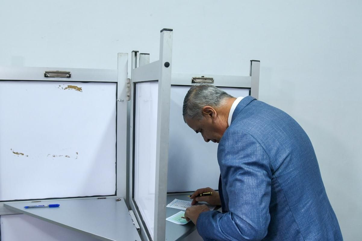 محافظ الاسكندرية يدلى بصوته محافظ الاسكندرية يدلى بصوته