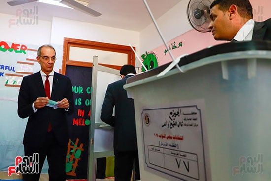 وزير الاتصالات يدلى بصوته فى انتخابات النواب (13) وزير الاتصالات يدلى بصوته فى انتخابات النواب (13)