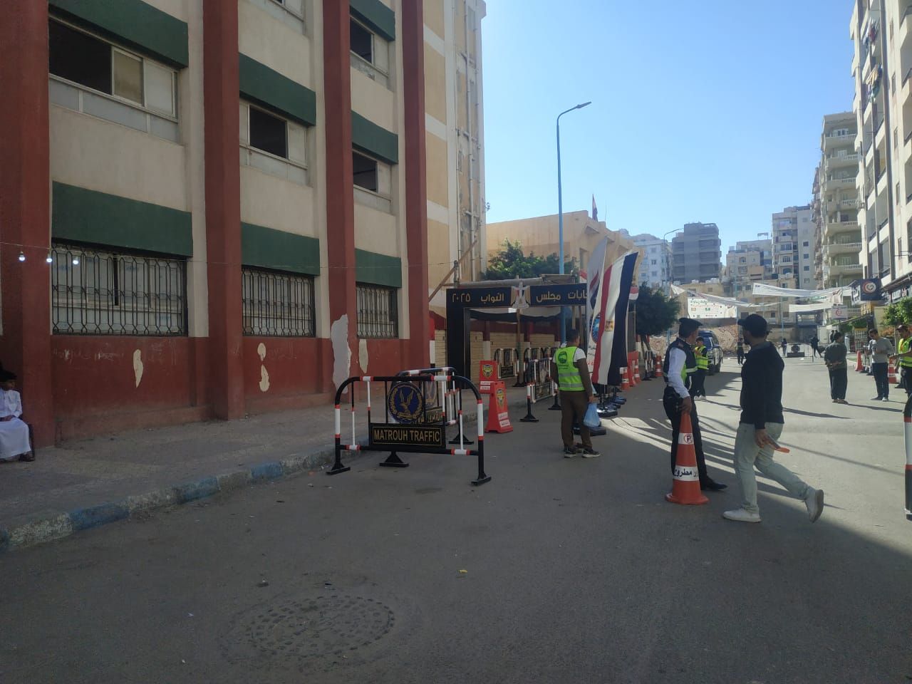 توافد الناخبين على لجنة باحثة البادية بمطروح توافد الناخبين على لجنة باحثة البادية بمطروح