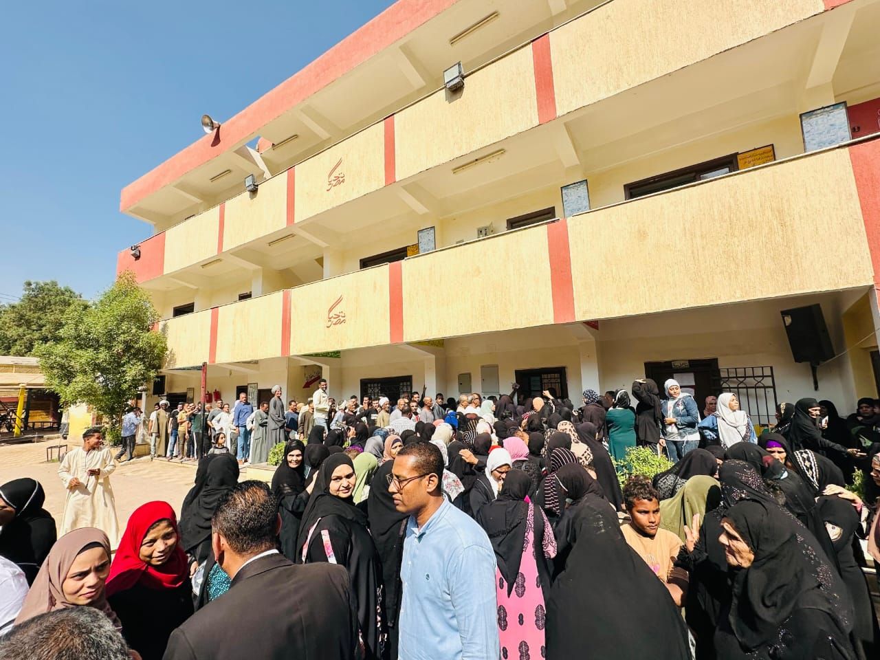 إقبال كثيف من الناخبين على لجان الاقتراع بمحافظة الأقصر (1)