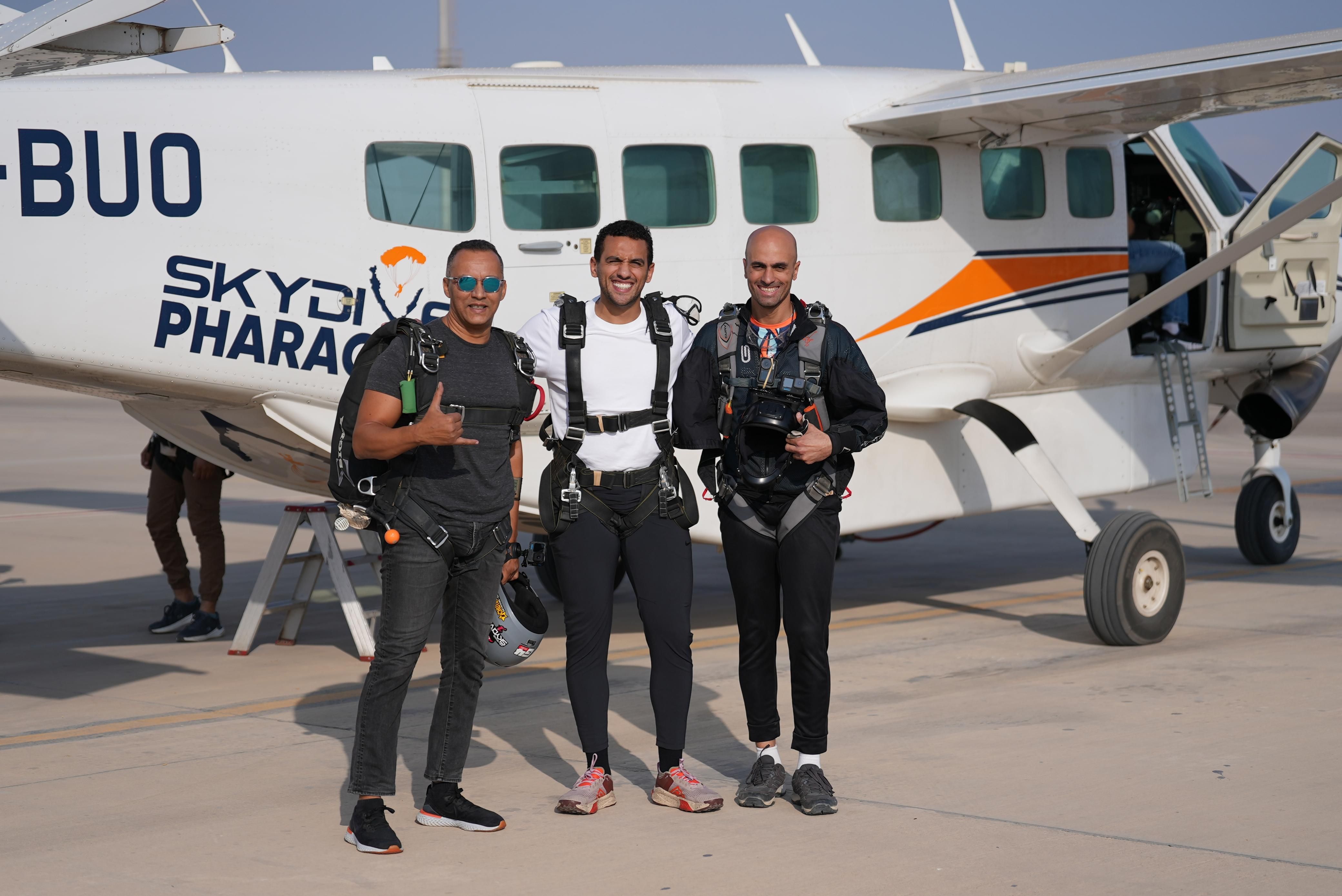 احمد الجندي قبل القفز بالمظلة احمد الجندي قبل القفز بالمظلة