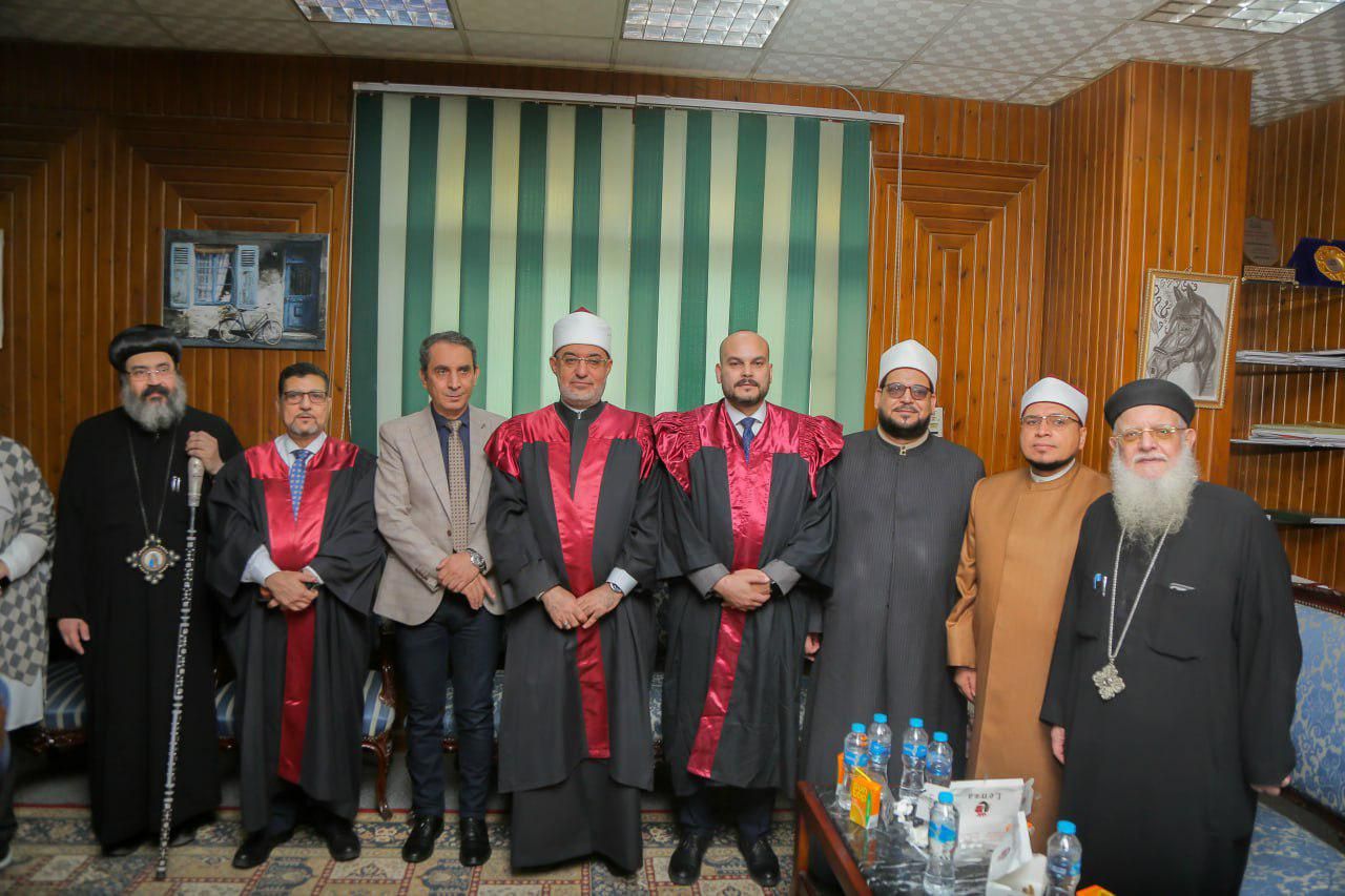 مفتي الجمهورية يشارك في مناقشة رسالة ماجستير بجامعة المنصورة (3) مفتي الجمهورية يشارك في مناقشة رسالة ماجستير بجامعة المنصورة (3)