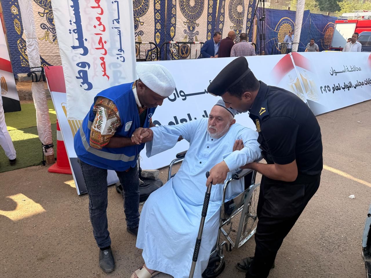 مساعدة رجل مسن مساعدة رجل مسن