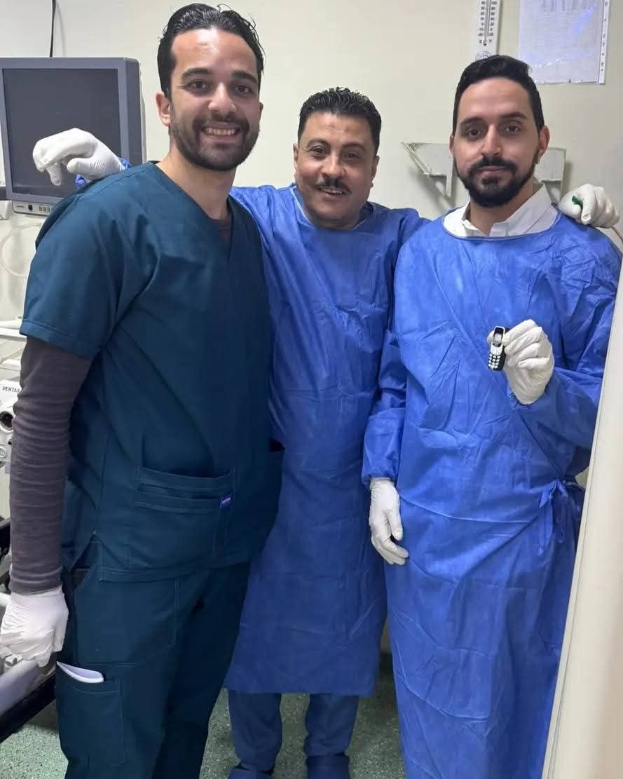 الفريق الطبى بعد استخراج الهاتف