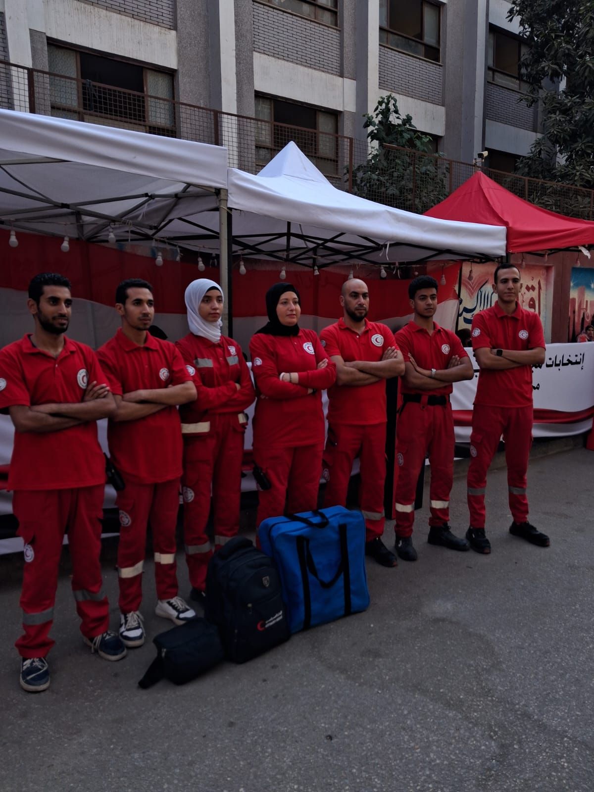 الهلال الاحمر أمام احد المدارس الهلال الاحمر أمام احد المدارس