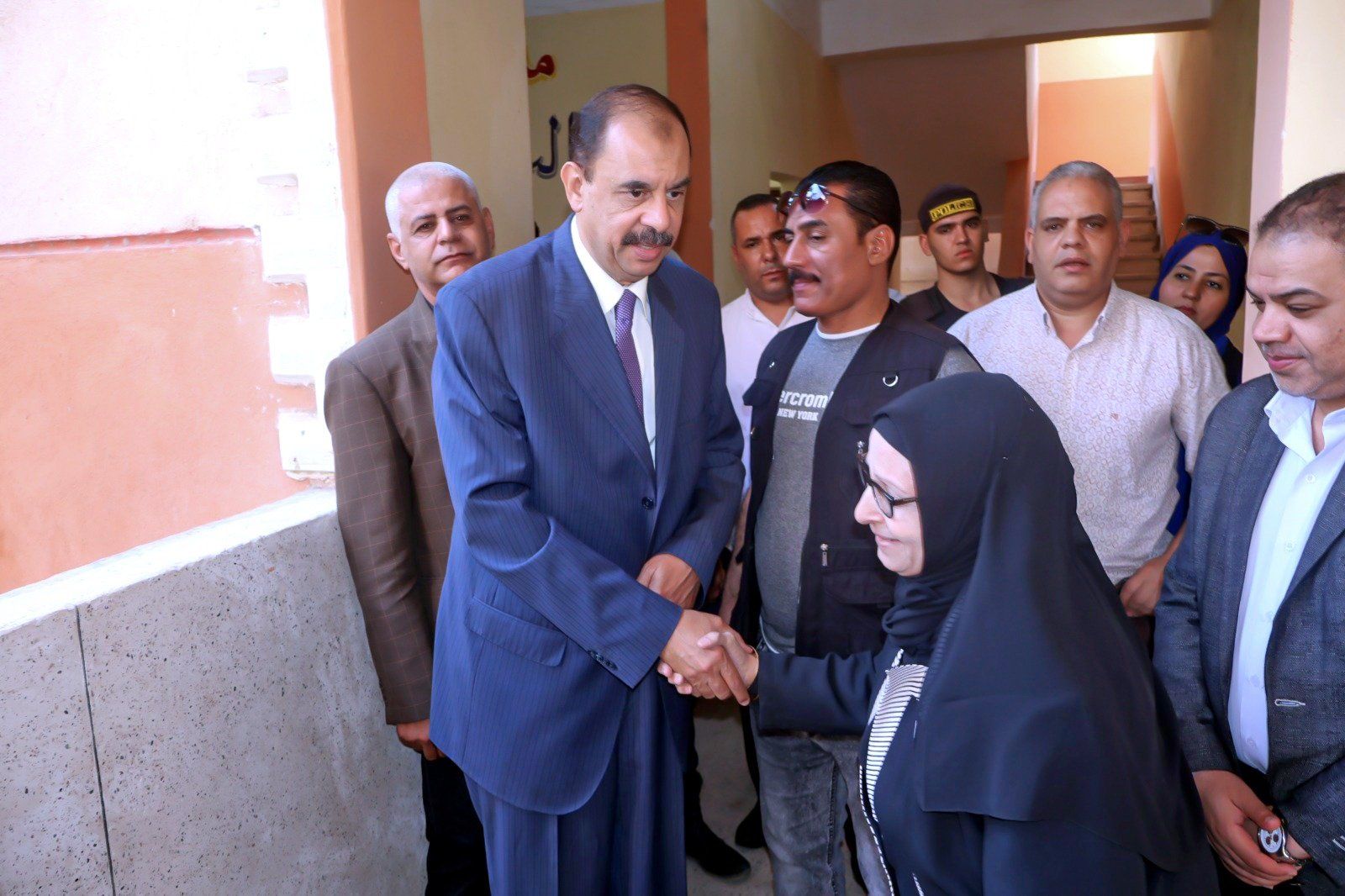 المحافظ مع كبار السن المحافظ مع كبار السن