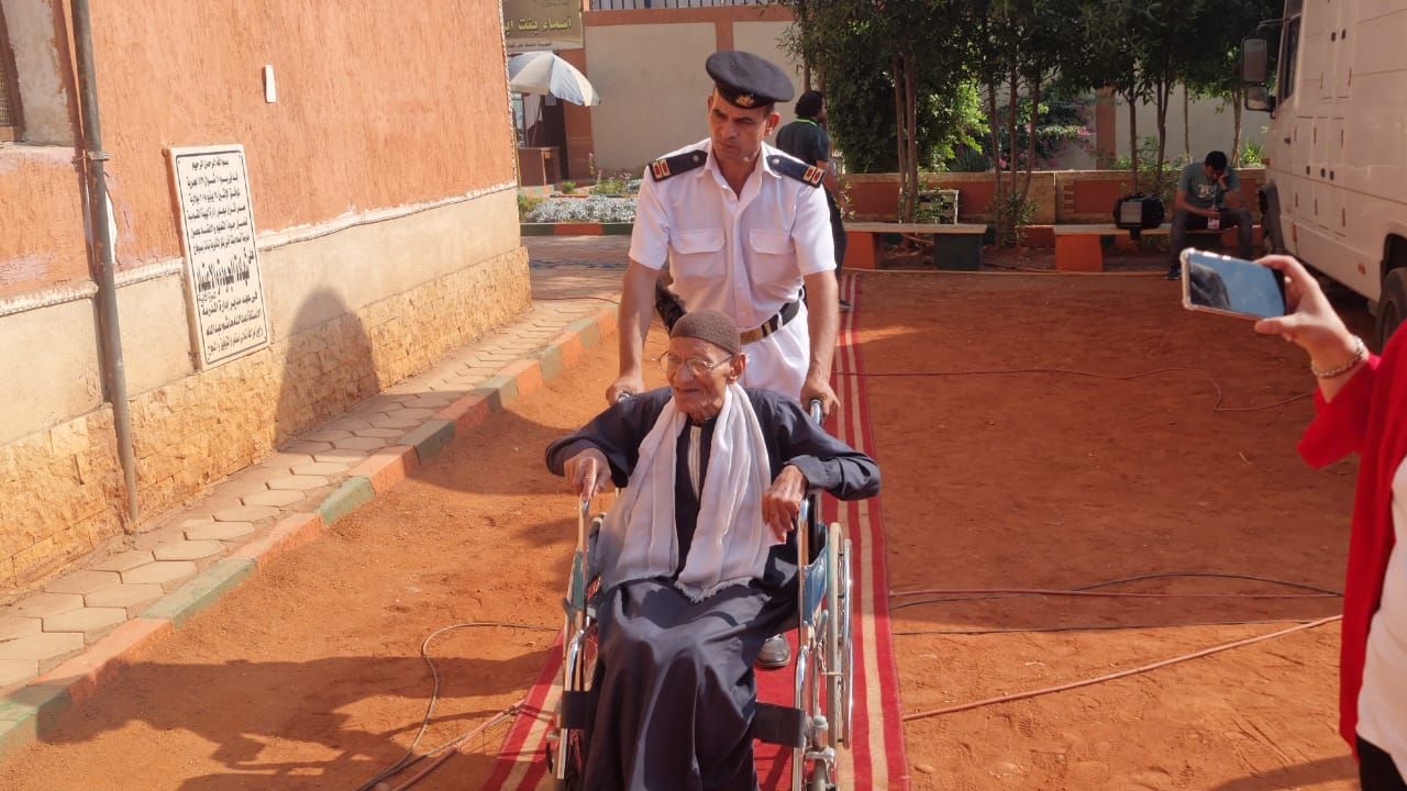 مسن فى طريقه للتصويت مسن فى طريقه للتصويت