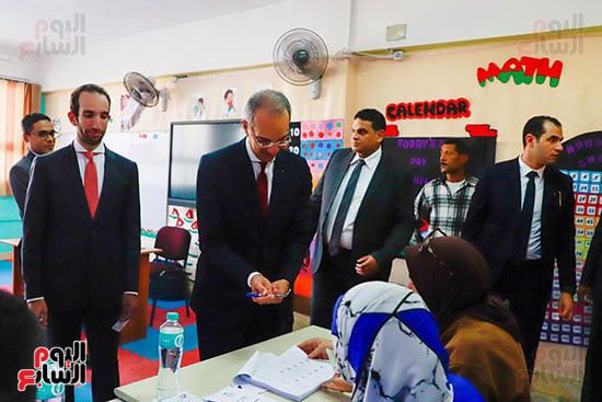 وزير الاتصالات يدلى بصوته فى انتخابات النواب (1) وزير الاتصالات يدلى بصوته فى انتخابات النواب (1)