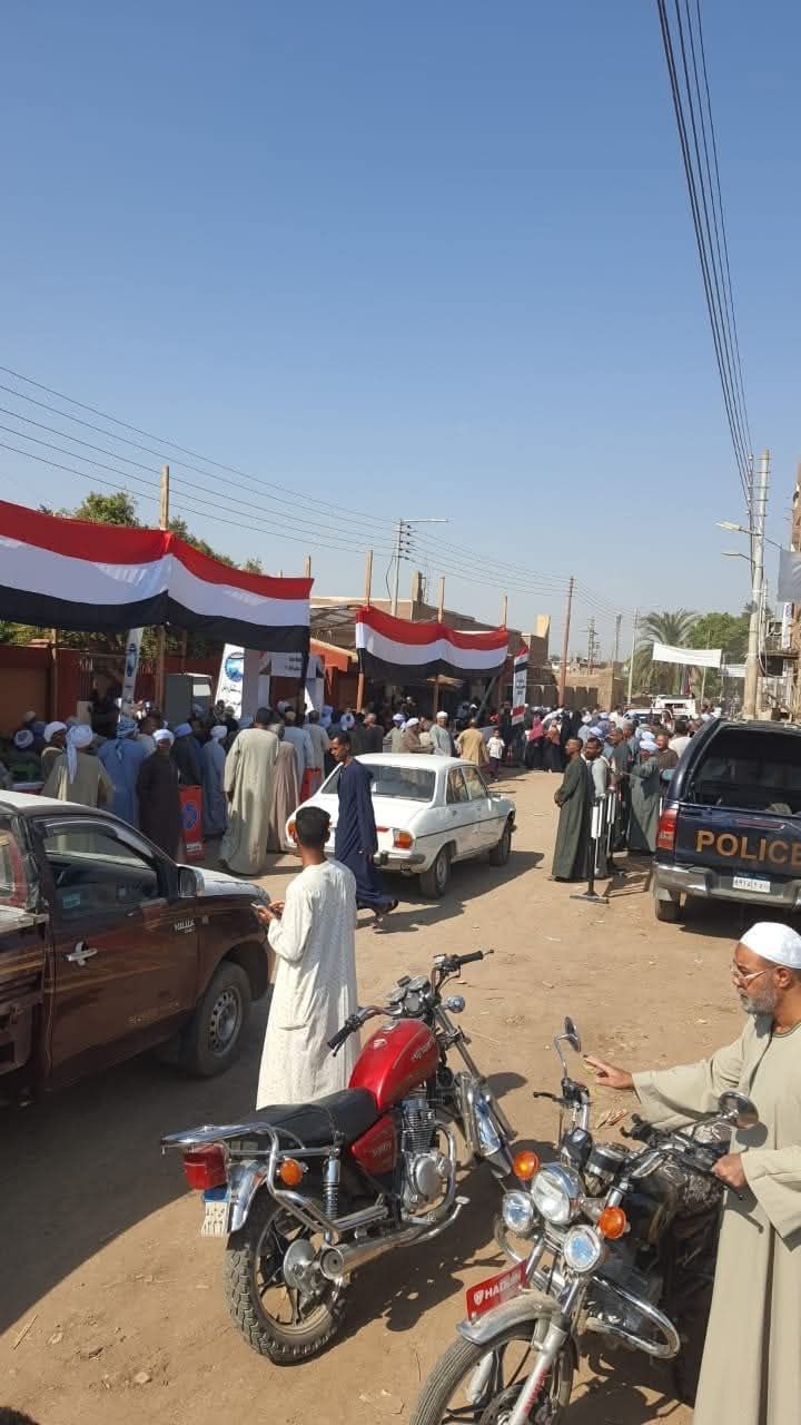 رجال كوم امبو يحتشدون  امام  لجان الانتخابات