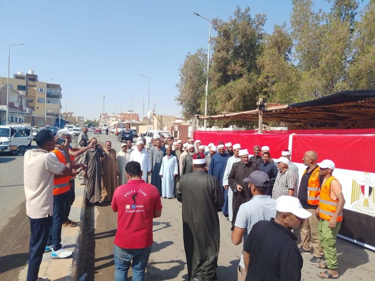 توافد أمام لجان القصير