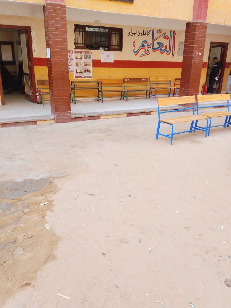 بدأ توافد عدد من المواطنين (3) بدأ توافد عدد من المواطنين (3)