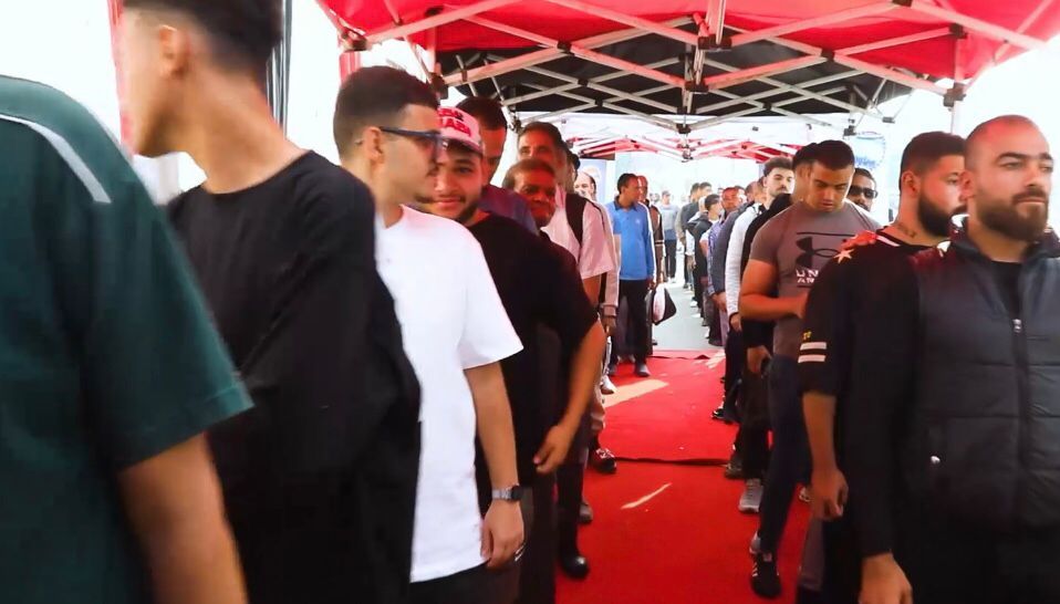 طوابير الشباب تمتد لعشرات الأمتار أمام لجان الجيزة (2) طوابير الشباب تمتد لعشرات الأمتار أمام لجان الجيزة (2)