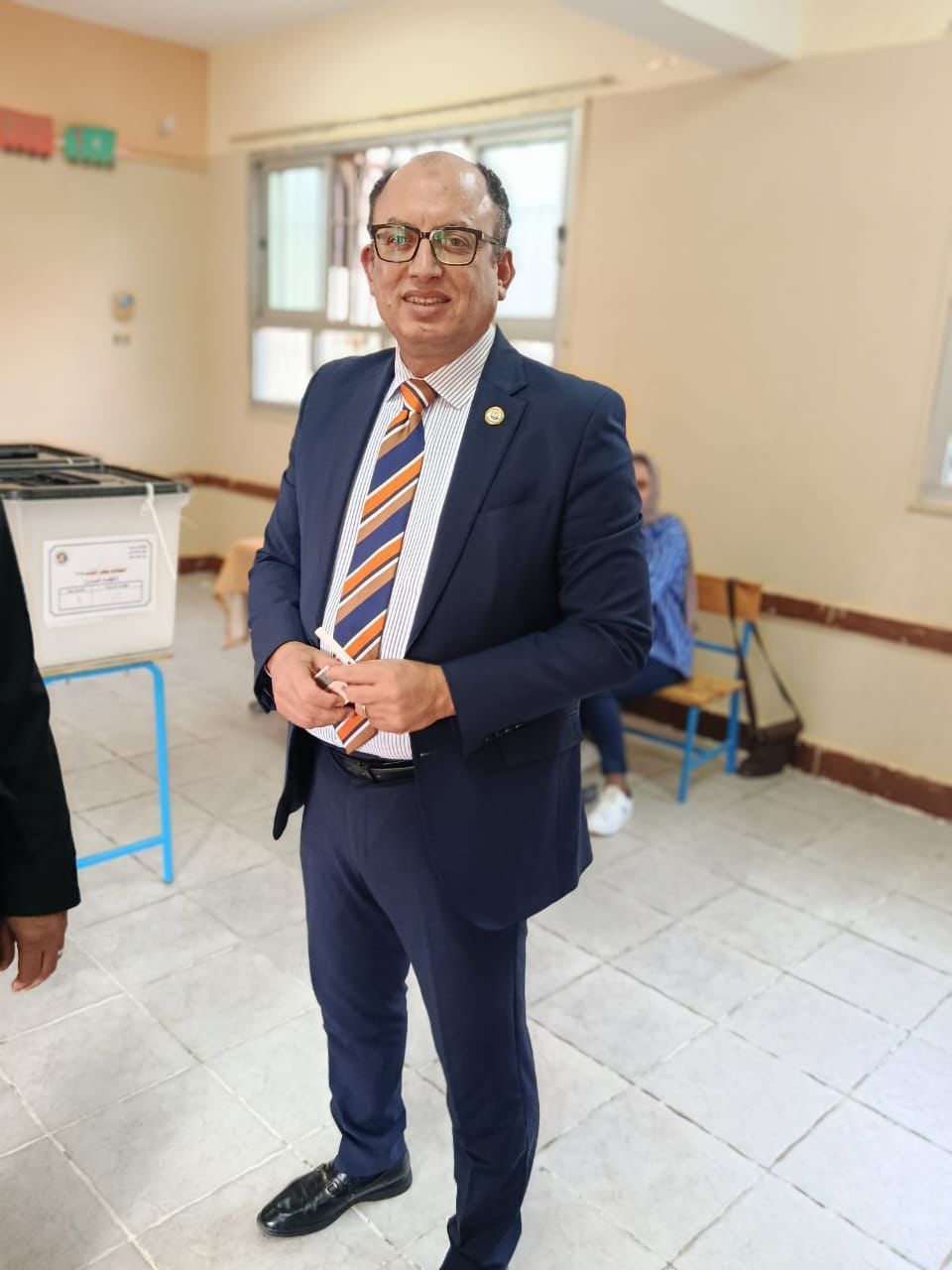 رئيس جامعة حلوان يدلي بصوته في الانتخابات (3) رئيس جامعة حلوان يدلي بصوته في الانتخابات (3)