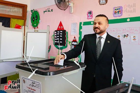 محمد الجارحى يدلى بصوته الانتخابى بالمدرسة اليابانية بالشيخ زايد (6)