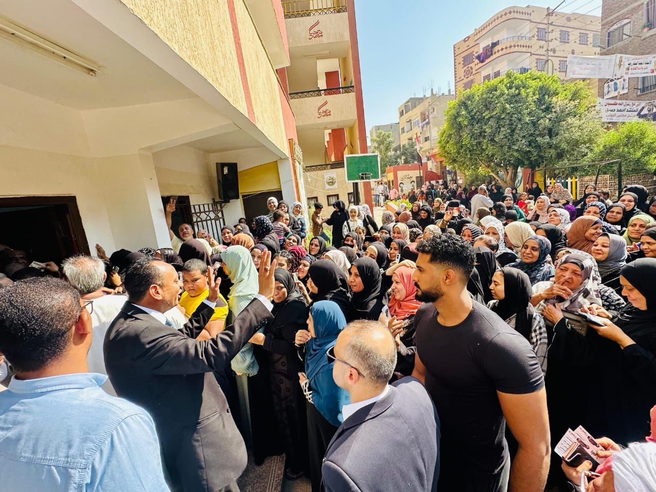 إقبال كثيف من الناخبين على لجان الاقتراع بمحافظة الأقصر (1)