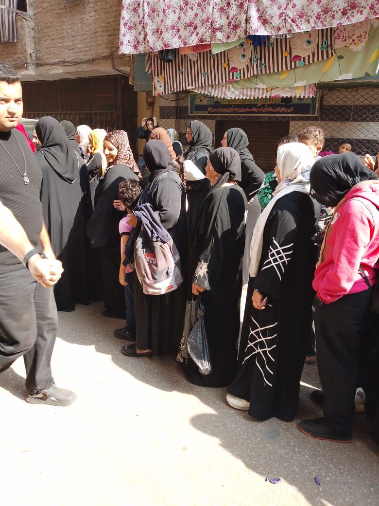 طوابير النساء من الشابات وكبار السن أمام اللجان الفرعية بالوراق طوابير النساء من الشابات وكبار السن أمام اللجان الفرعية بالوراق