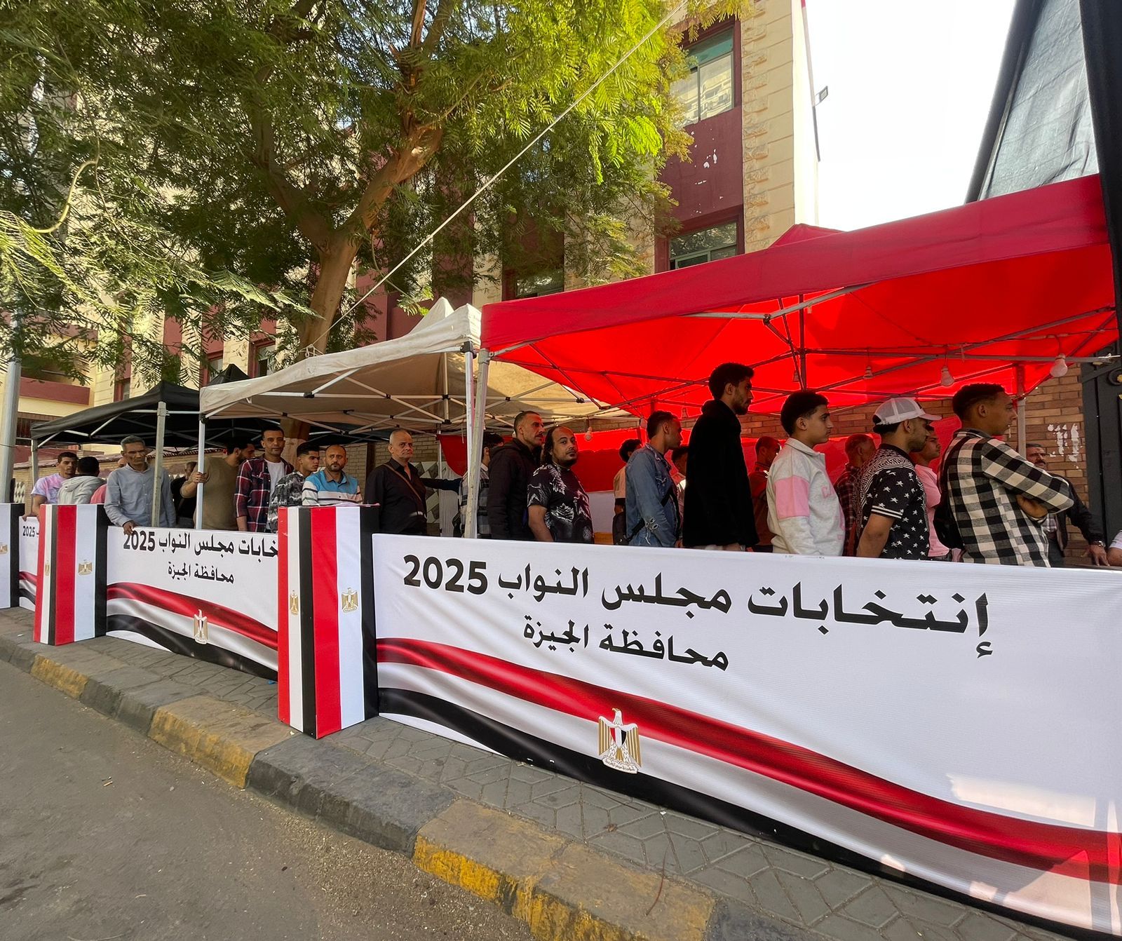 توافد المواطنين على لجان الجيزة ثاني أيام انتخابات مجلس النواب توافد المواطنين على لجان الجيزة ثاني أيام انتخابات مجلس النواب