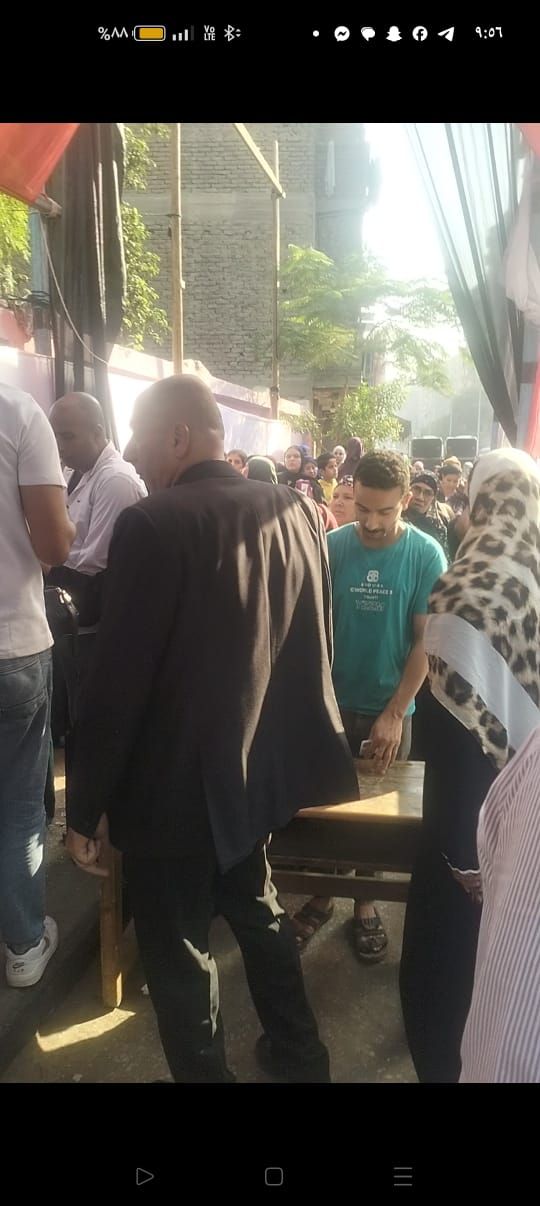 تزايد أعداد الناخبين على صناديق الاقتراع في الجيزة وسط اجراءات تأمينية (1) تزايد أعداد الناخبين على صناديق الاقتراع في الجيزة وسط اجراءات تأمينية (1)