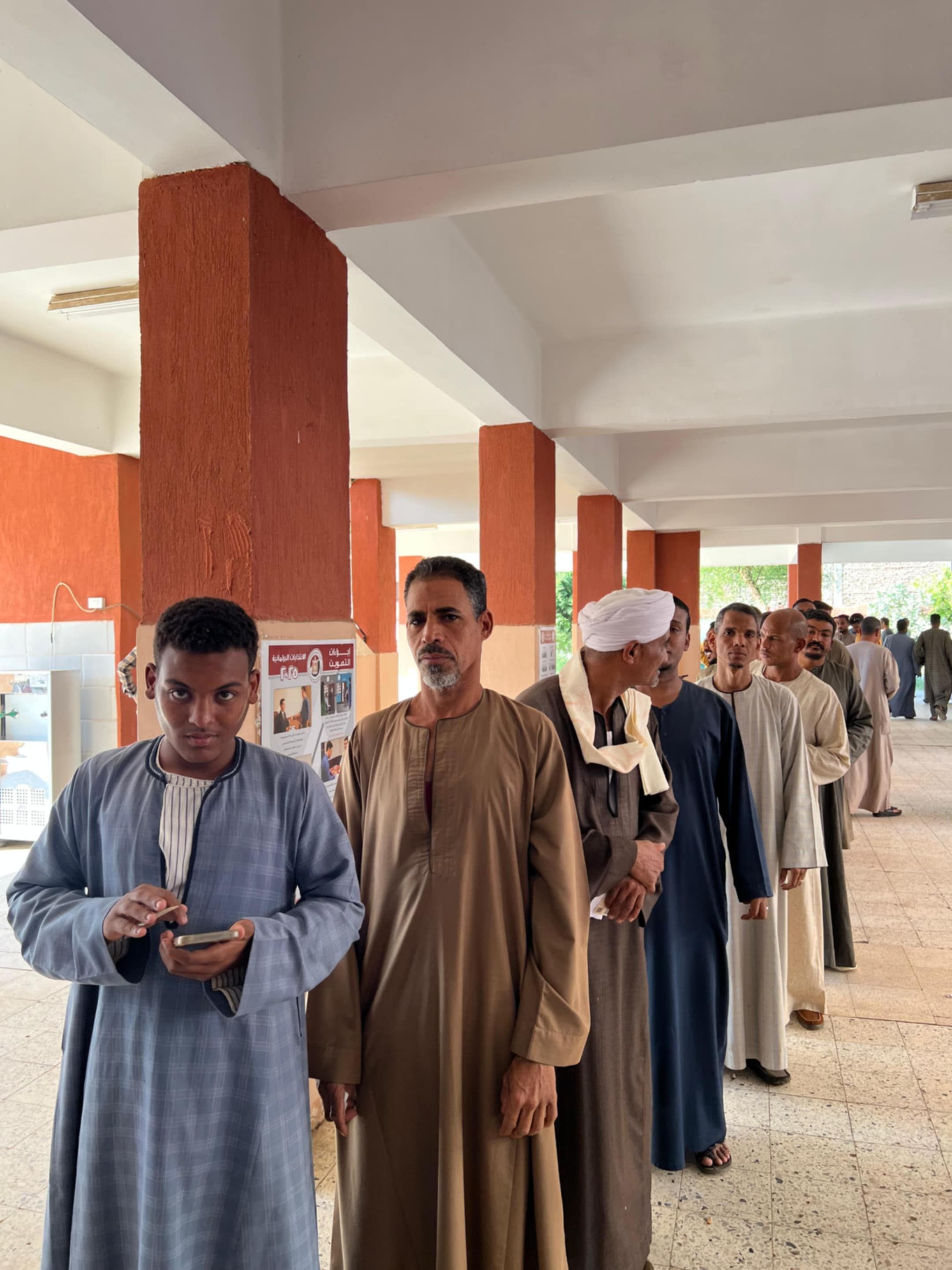 طوابير من الناخبين على لجنة مدرسة قرية العشي الثانوية المشتركة