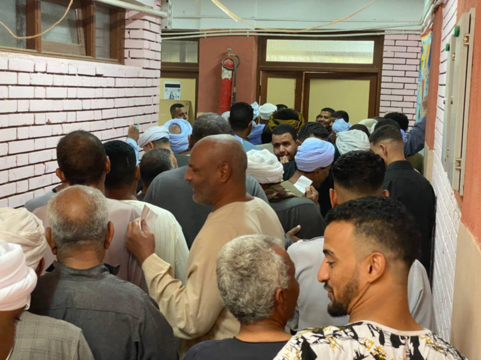 اقبال كبير من الناخبي داخل لجنة مدرسة قرية العشي الثانوية المشتركة