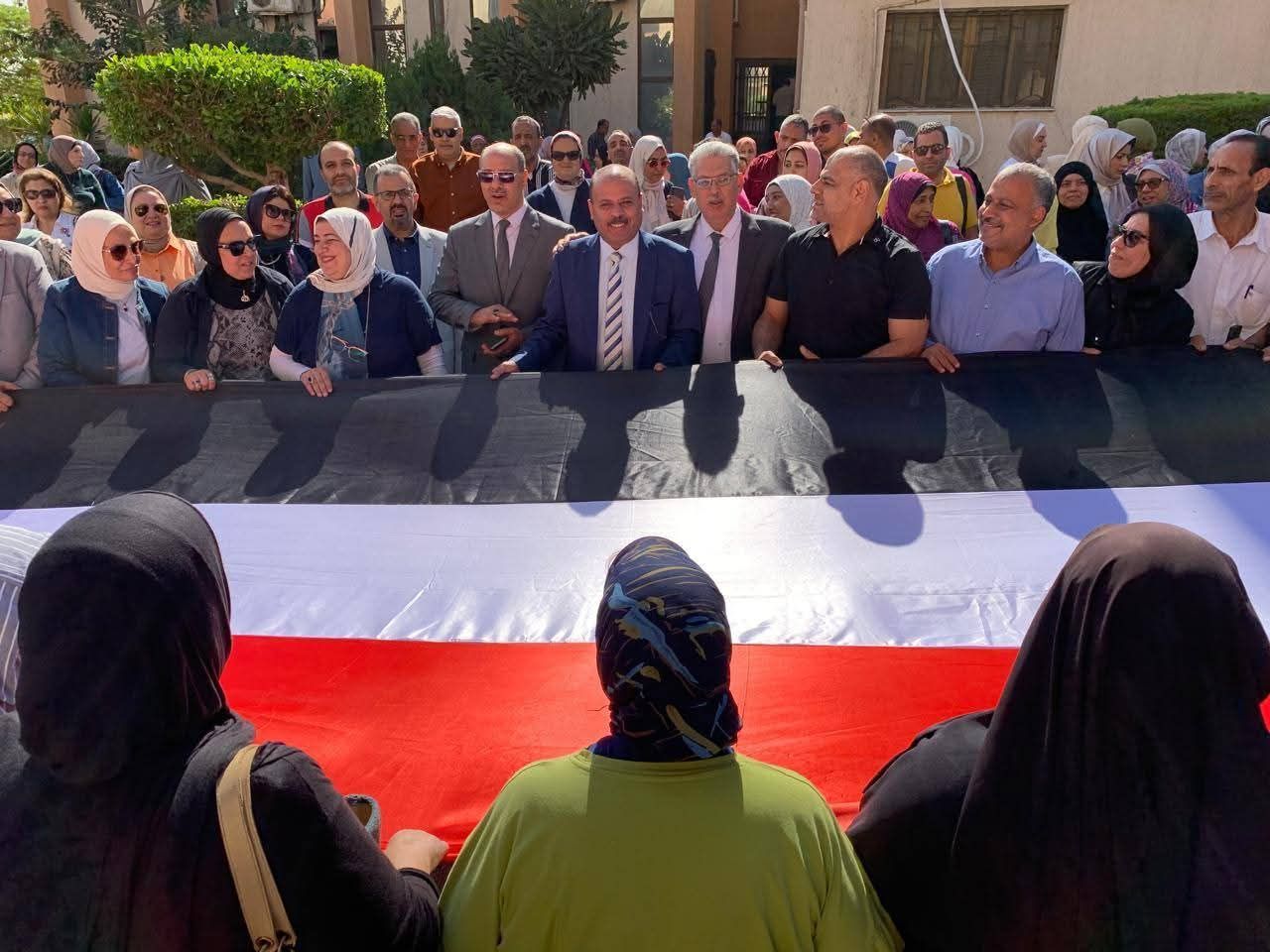 أطول علم.. مسيرة حاشدة لحث المواطنين على المشاركة فى اليوم الثانى للانتخابات (4) أطول علم.. مسيرة حاشدة لحث المواطنين على المشاركة فى اليوم الثانى للانتخابات (4)