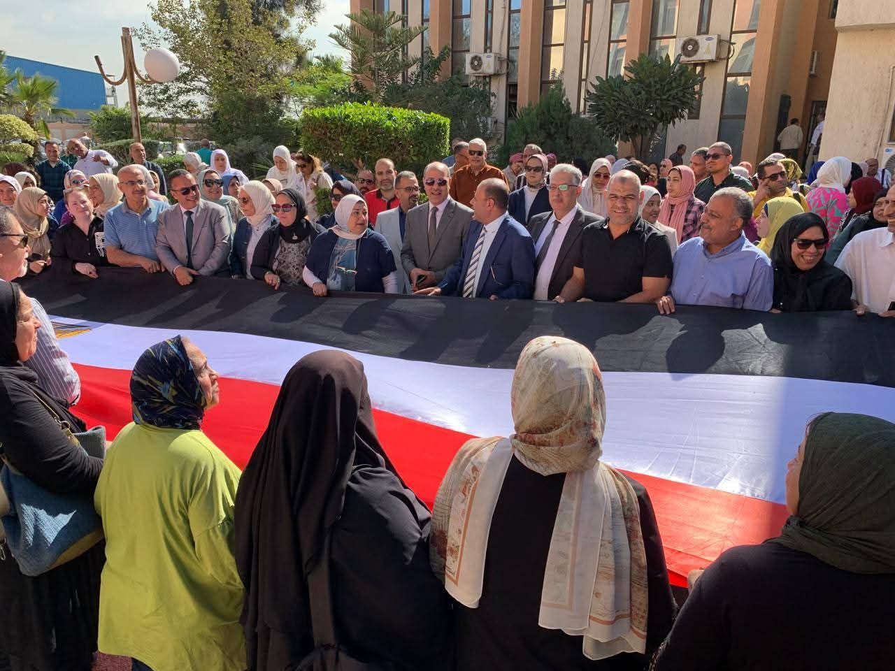 أطول علم.. مسيرة حاشدة لحث المواطنين على المشاركة فى اليوم الثانى للانتخابات (2) أطول علم.. مسيرة حاشدة لحث المواطنين على المشاركة فى اليوم الثانى للانتخابات (2)