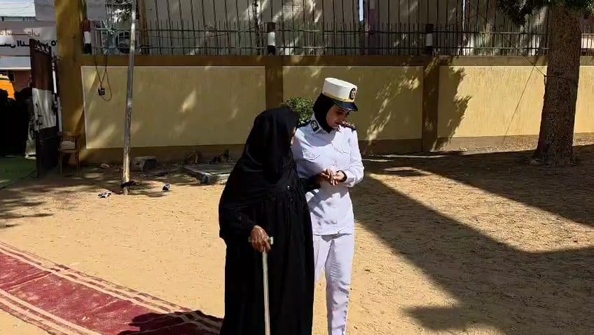 الشرطة النسائية تساعد الناخبات فى أسوان (2) الشرطة النسائية تساعد الناخبات فى أسوان (2)