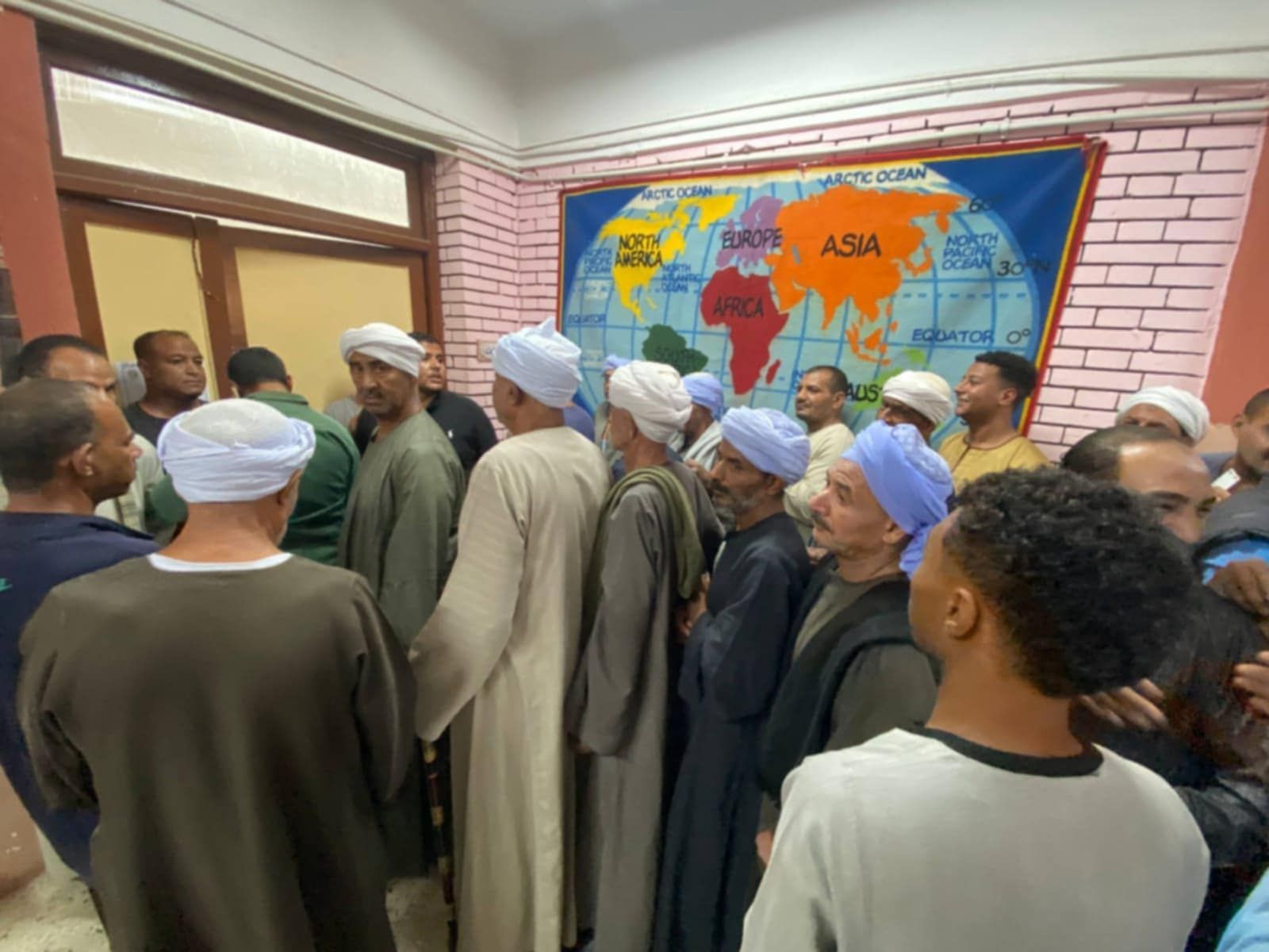 طوابير من كبار السن أمام لجنة مدرسة العشي بالأقصر