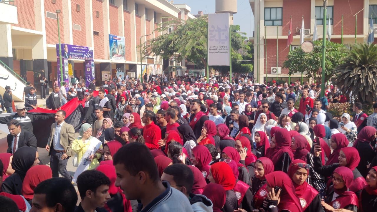 طلاب وطالبات جامعة سوهاج