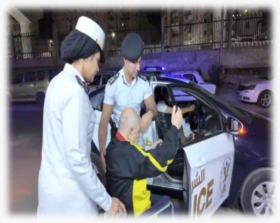 الشرطة تساعد مسنًا بالإسكندرية على الإدلاء بصوته فى انتخابات النواب (4)