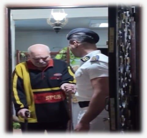 الشرطة تساعد مسنًا بالإسكندرية على الإدلاء بصوته فى انتخابات النواب (2)