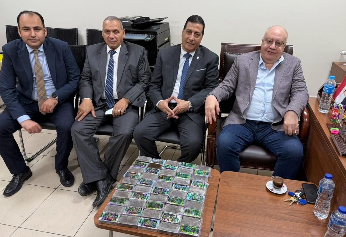 جمارك مطار القاهرة تضبط راكب أجنبي حاول الدخول بخمسه كيلو حشيش (10)