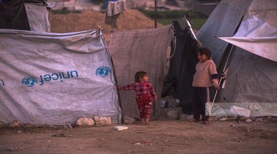 أطفال وسط الخيام فى مخيم البريج