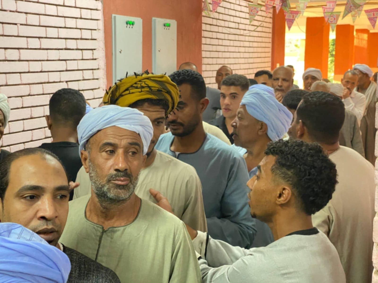 طوابير من الناخبين داخل لجنة مدرسة قرية العشي الثانوية المشتركة