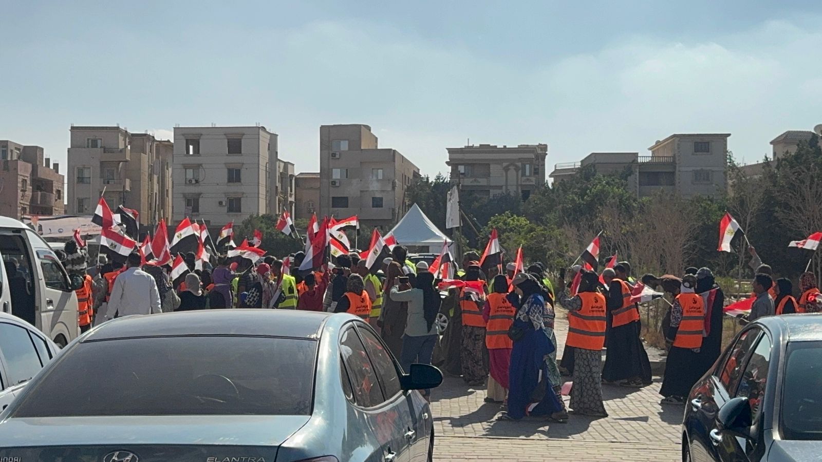 حشد للمواطنين امام اللجان حشد للمواطنين امام اللجان