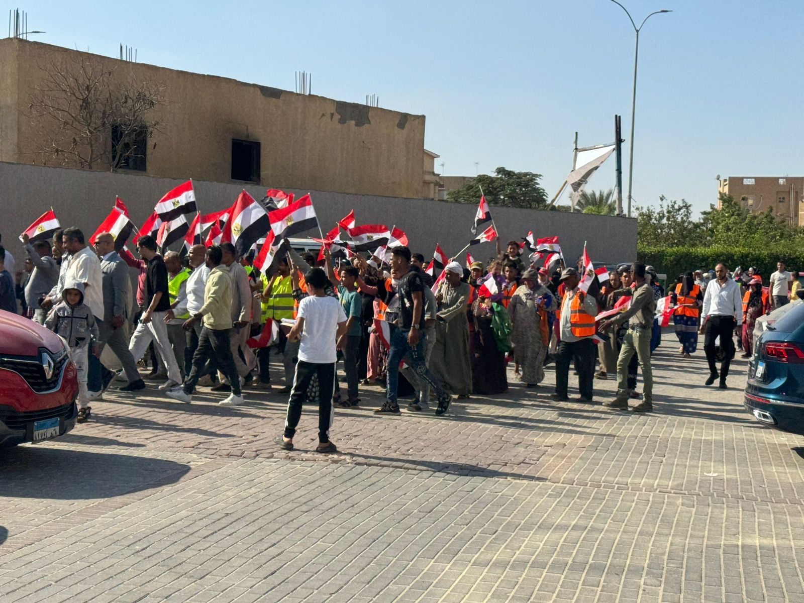 مواطنين يتواجدون امام اللجان مواطنين يتواجدون امام اللجان