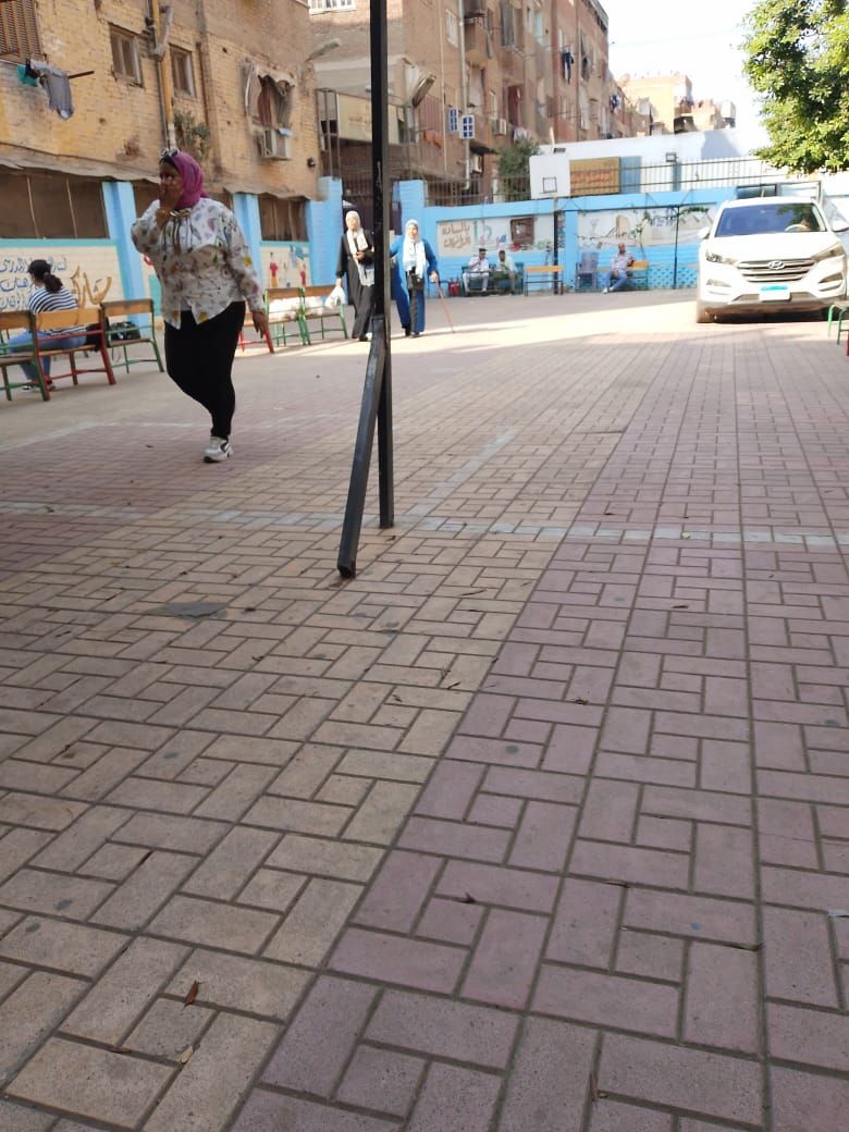 ناخبة تتحدي إصابتها للمشاركة في الانتخابات البرلمانية