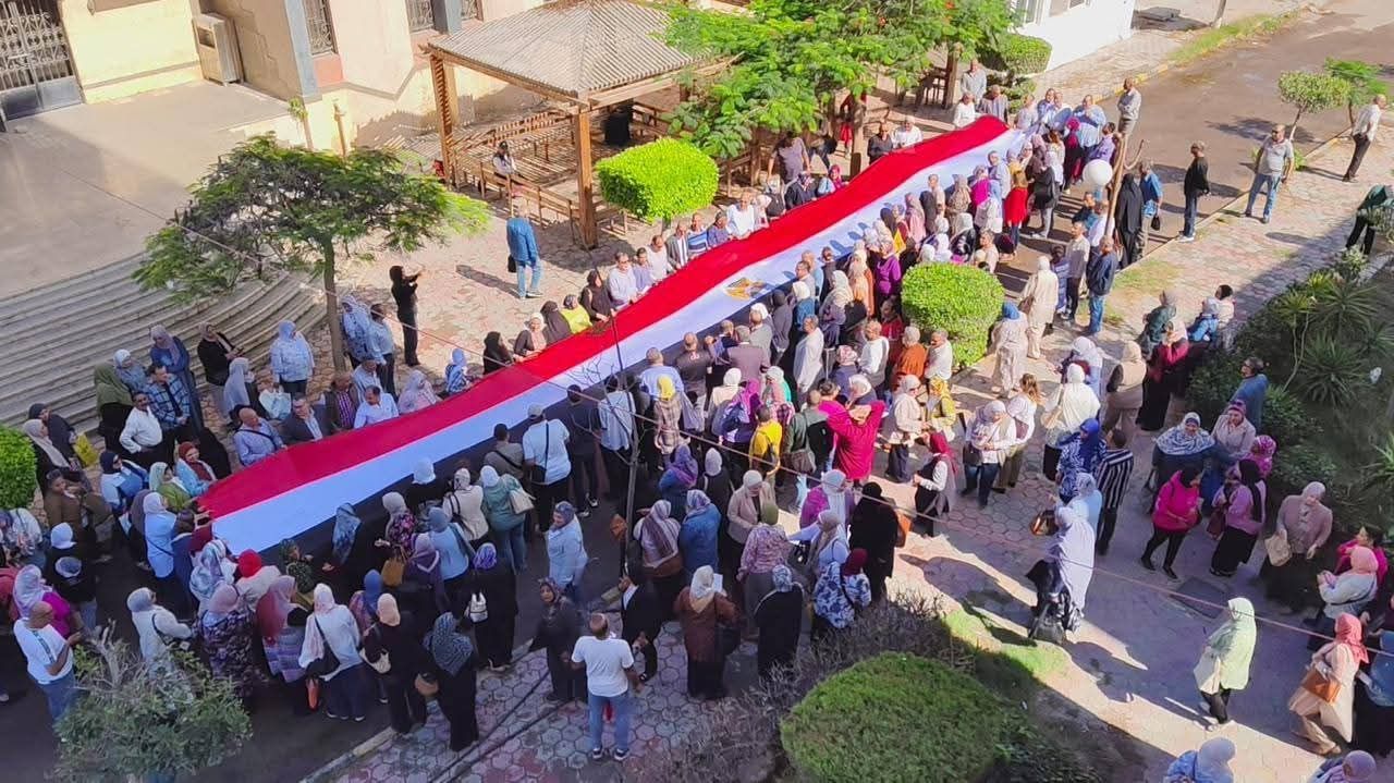 أطول علم.. مسيرة حاشدة لحث المواطنين على المشاركة فى اليوم الثانى للانتخابات (7) أطول علم.. مسيرة حاشدة لحث المواطنين على المشاركة فى اليوم الثانى للانتخابات (7)