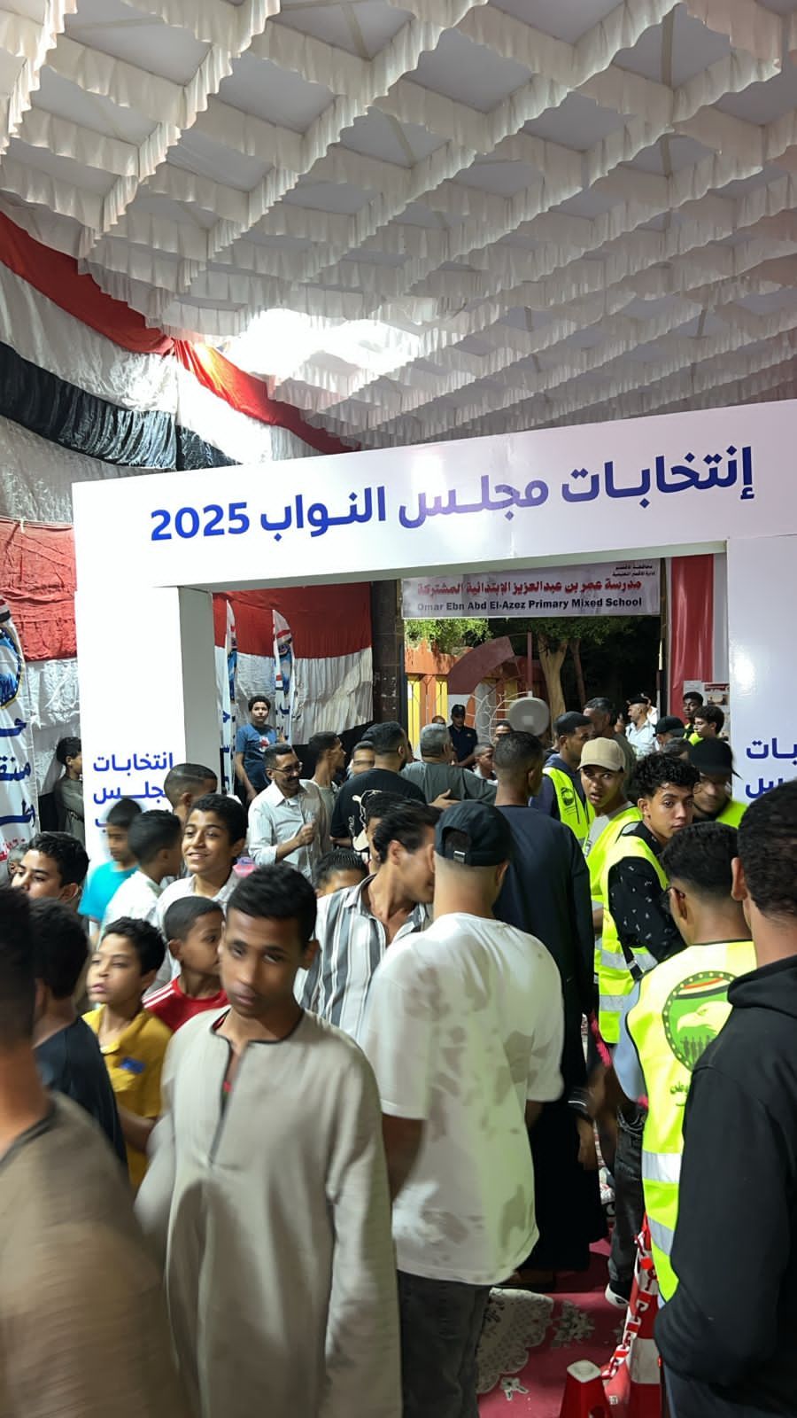 حشود من الناخبين يتوافدون على لجان مدينة الأقصر في الفترة المسائية (5)