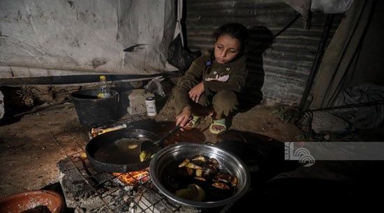 طفلة تقوم بطهى الطعام