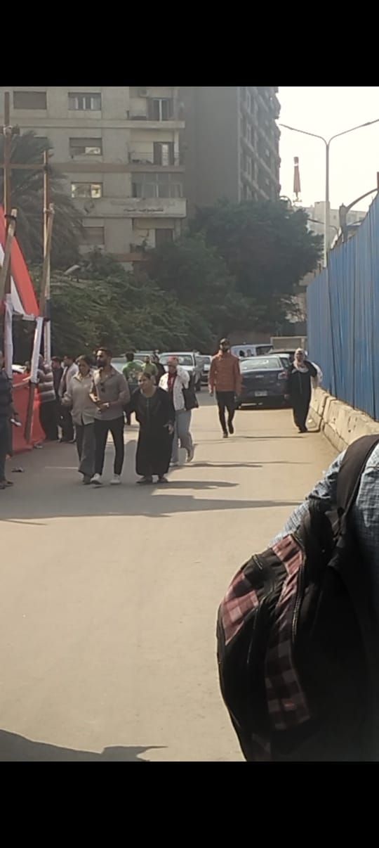 تزايد أعداد الناخبين على صناديق الاقتراع في الجيزة وسط اجراءات تأمينية (4) تزايد أعداد الناخبين على صناديق الاقتراع في الجيزة وسط اجراءات تأمينية (4)
