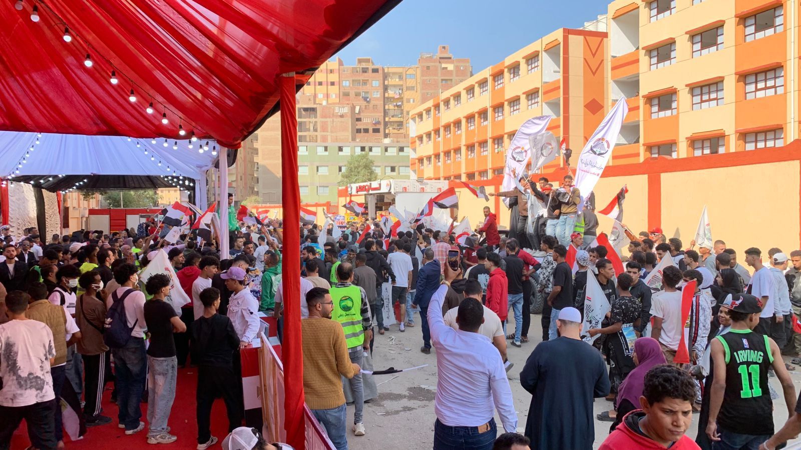 مواطنين امام اللجان مواطنين امام اللجان