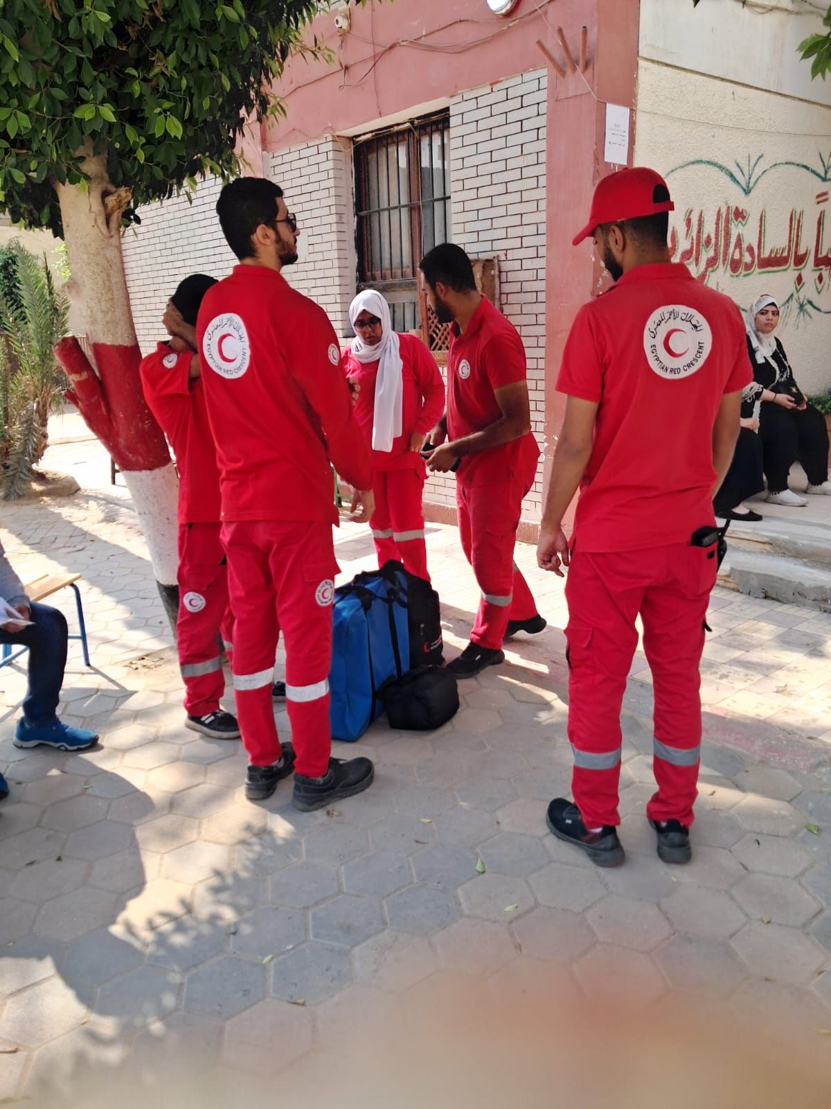 تواجد فرق الهلال الأحمر المصري في لجنة مدرسة بدر الإعدادية بالدقي لتأمين العملية الانتخابية في يومها الثانى